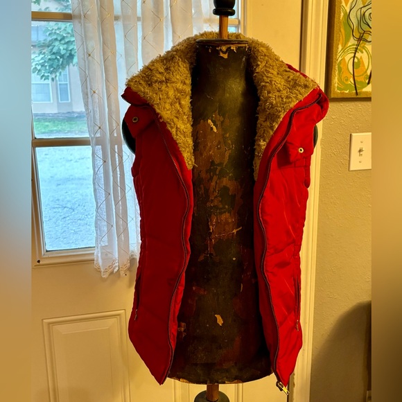 Cute red vest with Sherpa neckline & hood - Picture 1 of 2